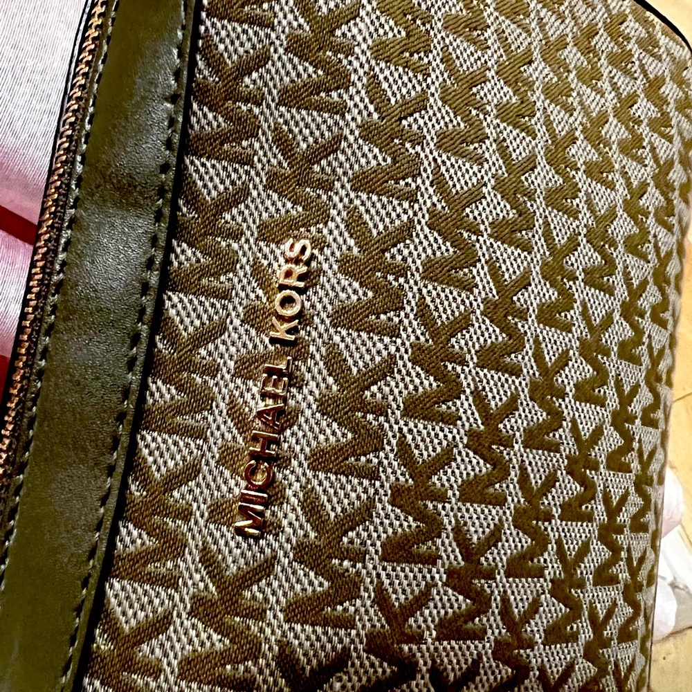 SUPER STYLISH stunning MICHAEL KORS PURSE